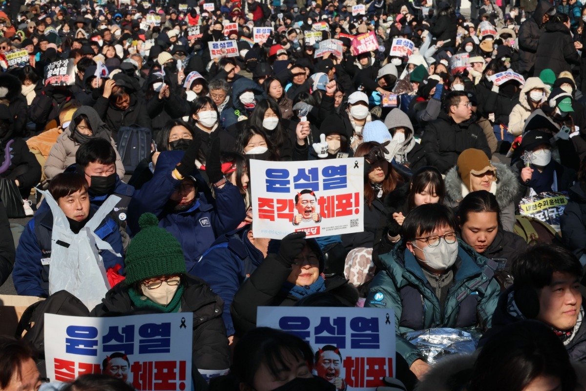 "尹 지키자" vs "즉시 체포해야"…둘로 쪼개진 한남동