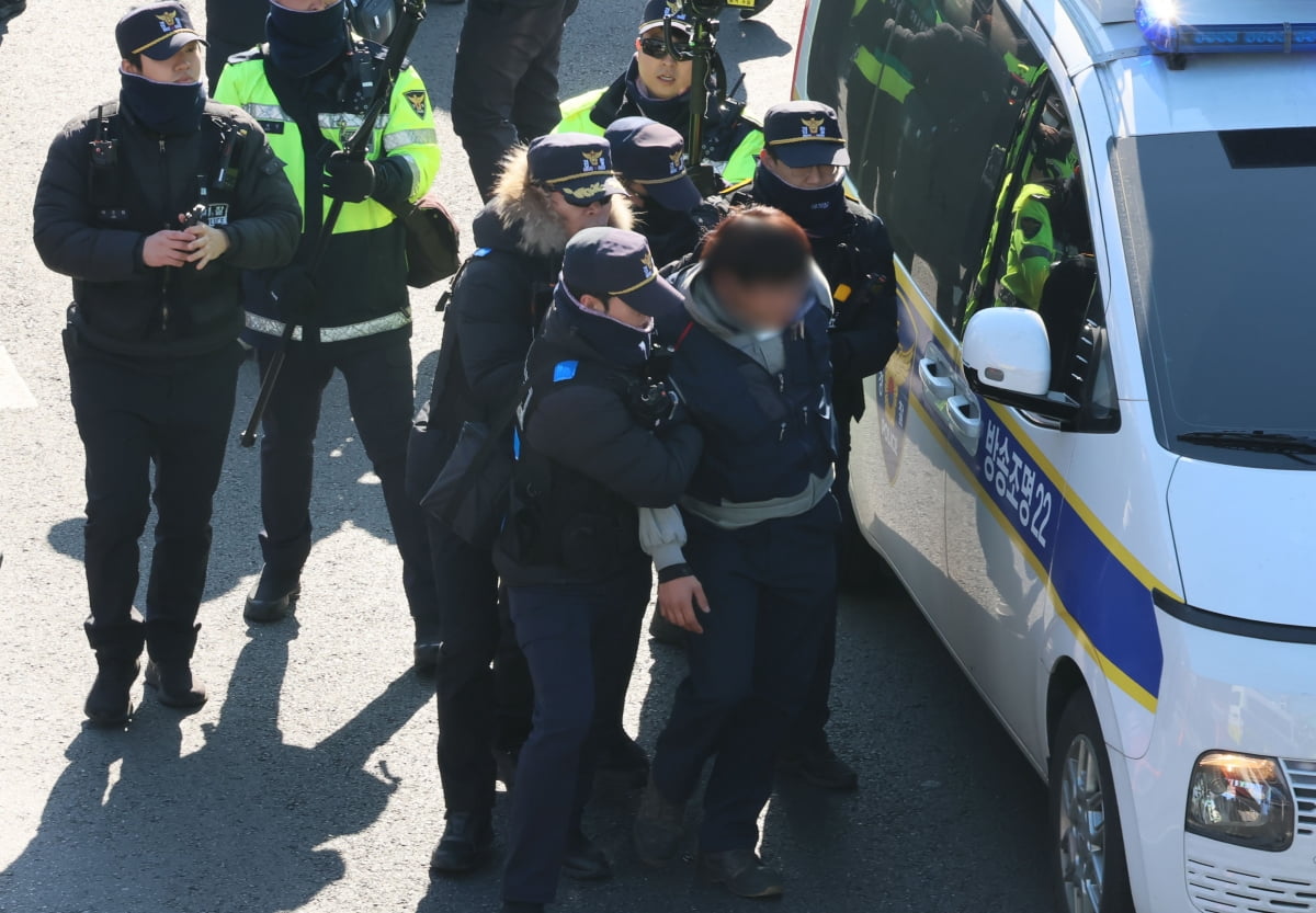  4일 서울 용산구 한남동 대통령 관저 인근에서 집회신고 구간 행진을 시도하다 가로막히자 경찰과 몸싸움을 벌인 민주노총 한 조합원이 연행되고 있다. 사진=연합뉴스