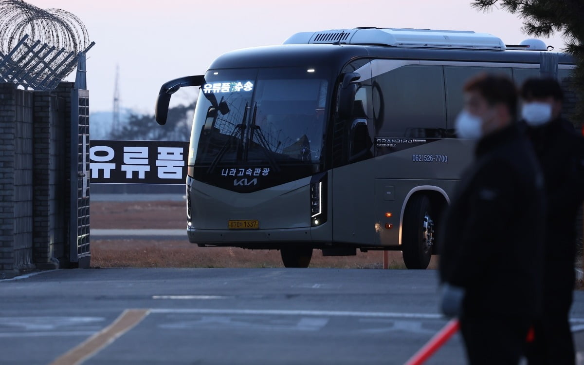 무안국제공항에서 카지노 차무식 수송 버스가 카지노 차무식 보관소를 나서고 있다. 사진=연합뉴스