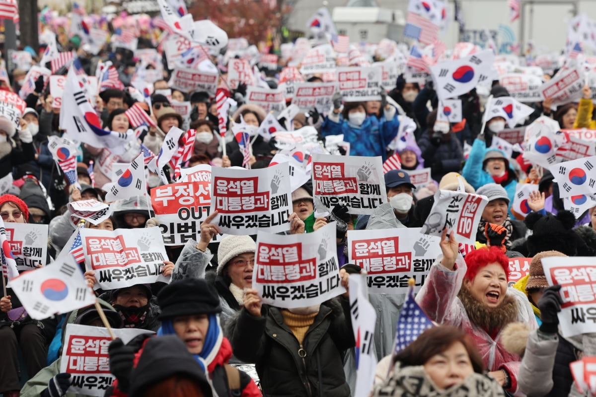 윤석열 대통령에 대한 고위공직자범죄수사처(공수처)의 체포영장 유효기간 만료를 하루 앞둔 5일 서울 용산구 대통령 관저 인근에서 보수단체가 대통령 체포 및 탄핵 반대 집회를 하고 있다. / 사진=연합뉴스