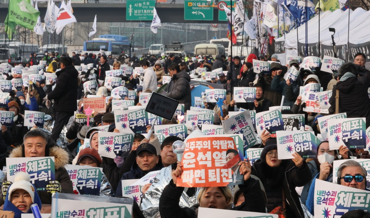  6일 오후 서울 용산구 한남동 대통령 관저 인근에서 민주노총 등 단체들이 탄핵 찬성 집회를 하고 있다./ 사진=연합뉴스