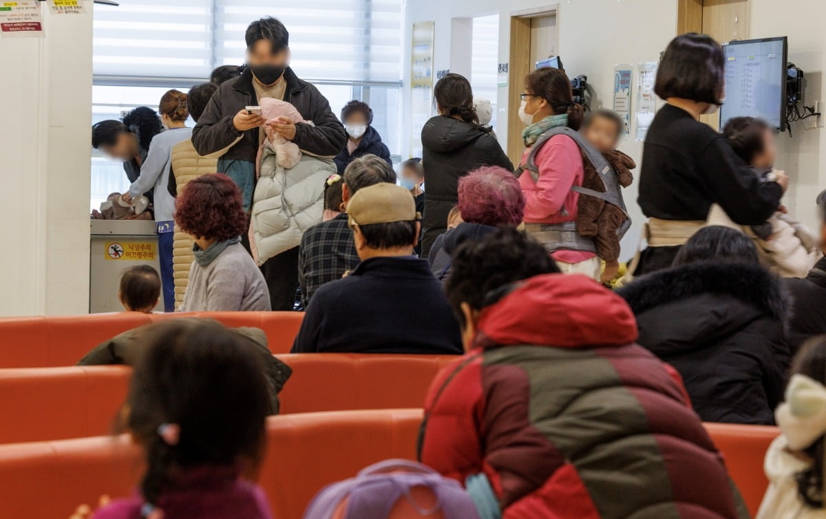  6일 오후 서울 성북구의 한 어린이 전문병원이 진료를 보려는 환자와 보호자들로 붐비고 있다. 사진=연합뉴스