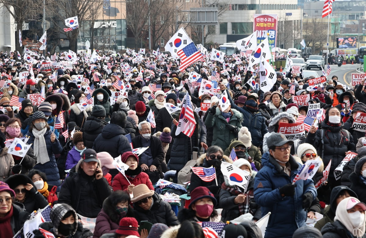 8일 오후 서울 용산구 한남동 대통령 관저 인근에서 보수단체가 주최한 탄핵 반대 집회에서 참가자들이 체포 반대 구호를 외치고 있다./ 사진=연합뉴스