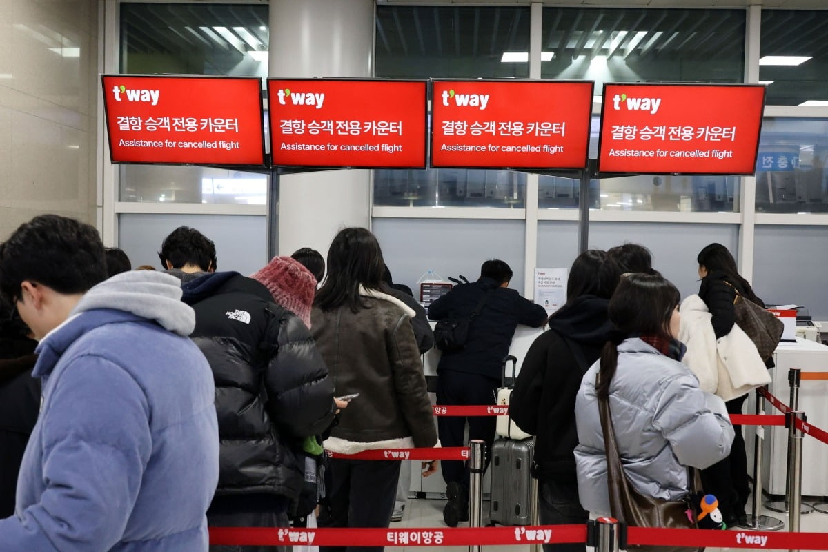 제주에 매서운 눈보라가 친 9일 오후 제주국제공항 국내선 출발층 항공사 대기 창구 앞으로 항공권을 구하려는 이들이 줄을 서있다. 사진=연합뉴스