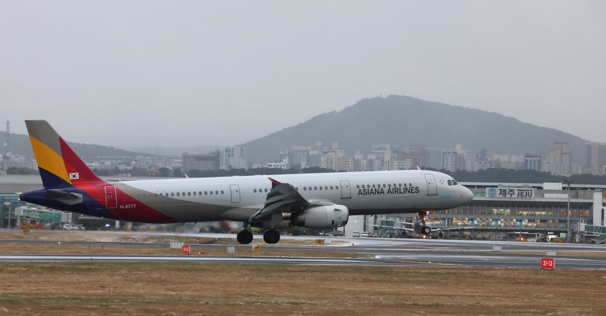 제주공항 활주로에 항공기가 착륙하고 있다. 사진=연합뉴스