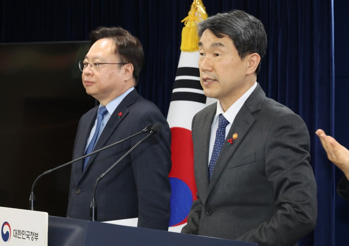 이주호 부총리 겸 교육부 장관과 조규홍 보건복지부 장관이 10일 서울 종로구 정부서울청사에서 '의료계와 의학교육계에 드리는 말씀'을 발표하고 있다. /사진=연합뉴스