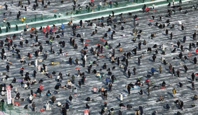 강추위에도 '고기 반 사람 반'…화천산천어축제 성황