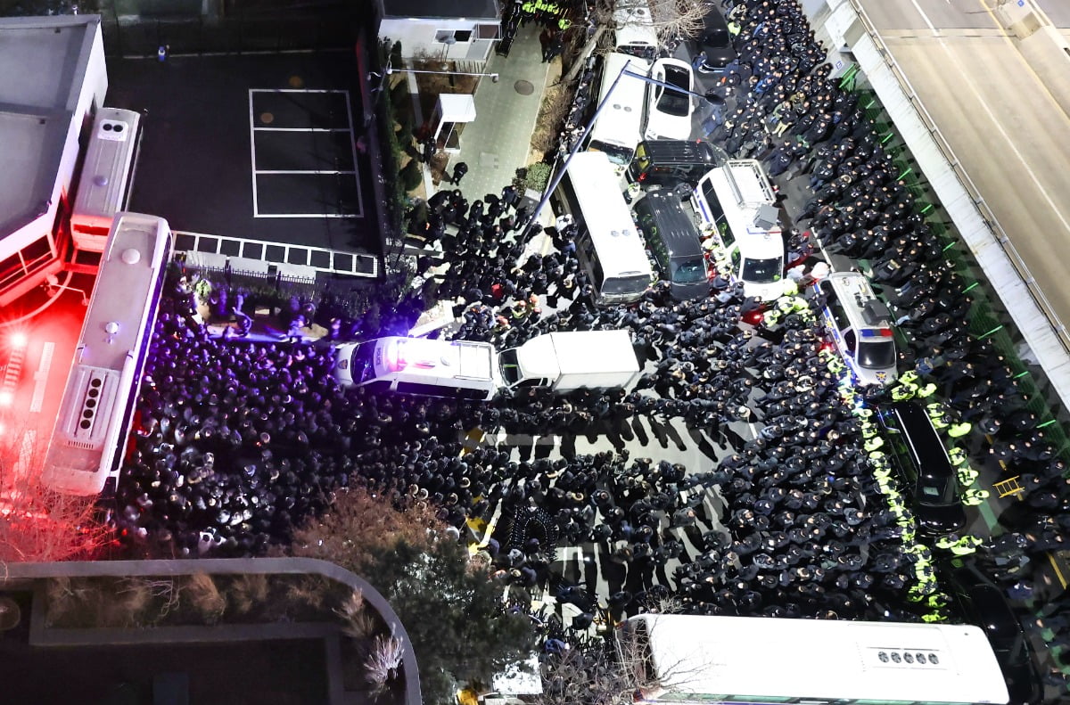 도로에 드러누운 尹 지지자들…한남동 일대 '교통 마비'