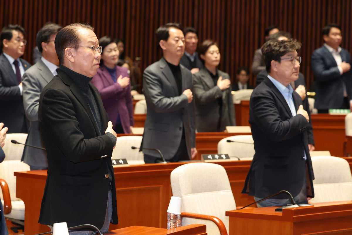 권영세 국민의힘 비상대책위원장과 권성동 원내대표를 비롯한 의원들이 15일 서울 여의도 국회에서 열린 비상 의원총회에서 국기에 경례하고 있다. /사진=연합인터넷 바카라