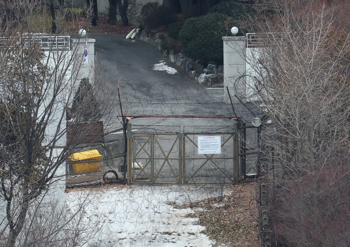 윤석열 대통령이 내란 수괴 혐의로 고위공직자범죄수사처(공수처)에 체포된 다음 날인 16일 오전 서울 용산구 한남동 대통령 관저 출입로. 쇠사슬과 버스 차벽이 사라졌다. /사진=연합뉴스