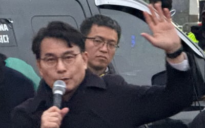 윤상현 의원, 법원 담 넘은 尹 지지자들에 "곧 석방될 것" 발언