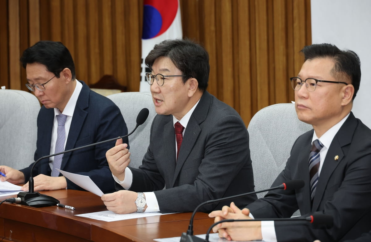 카지노리거 국민의힘 원내대표가 17일 오전 서울 여의도 국회에서 열린 원내대책회의에서 발언하고 있다. 사진=연합뉴스