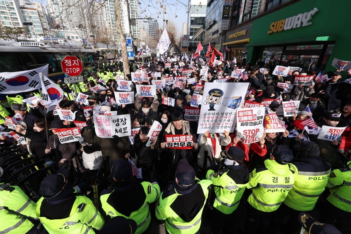 내란 우두머리 혐의로 체포된 윤석열 대통령이 구속 전 피의자심문(영장실질심사)에 전격 출석하기로 한 18일 서울 마포구 서울서부지법 앞에서 윤 대통령 토토 바카라 사이트이 시위하고 있다. 연합뉴스