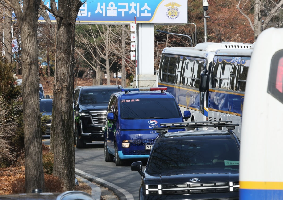 서울구치소 나오는 윤석열 대통령 탑승 차량행렬/사진=연합뉴스