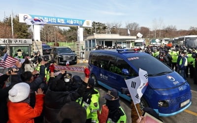 [속보] 尹, 호송차 타고 서부지법 지하로…포토라인 안 서