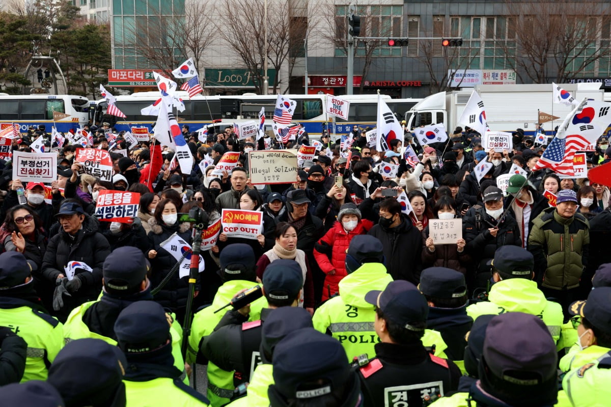 내란 우두머리 혐의로 체포된 윤석열 대통령의 구속 전 피의자심문(영장실질심사)이 열린 18일 서울 마포구 서울서부지방법원 앞에서 윤 대통령 지지자들이 집회를 하고 있다./사진=연합뉴스