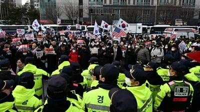 '경찰관 폭행' 尹 지지자 2명 구속… 3명은 '폭행 경미' 기각