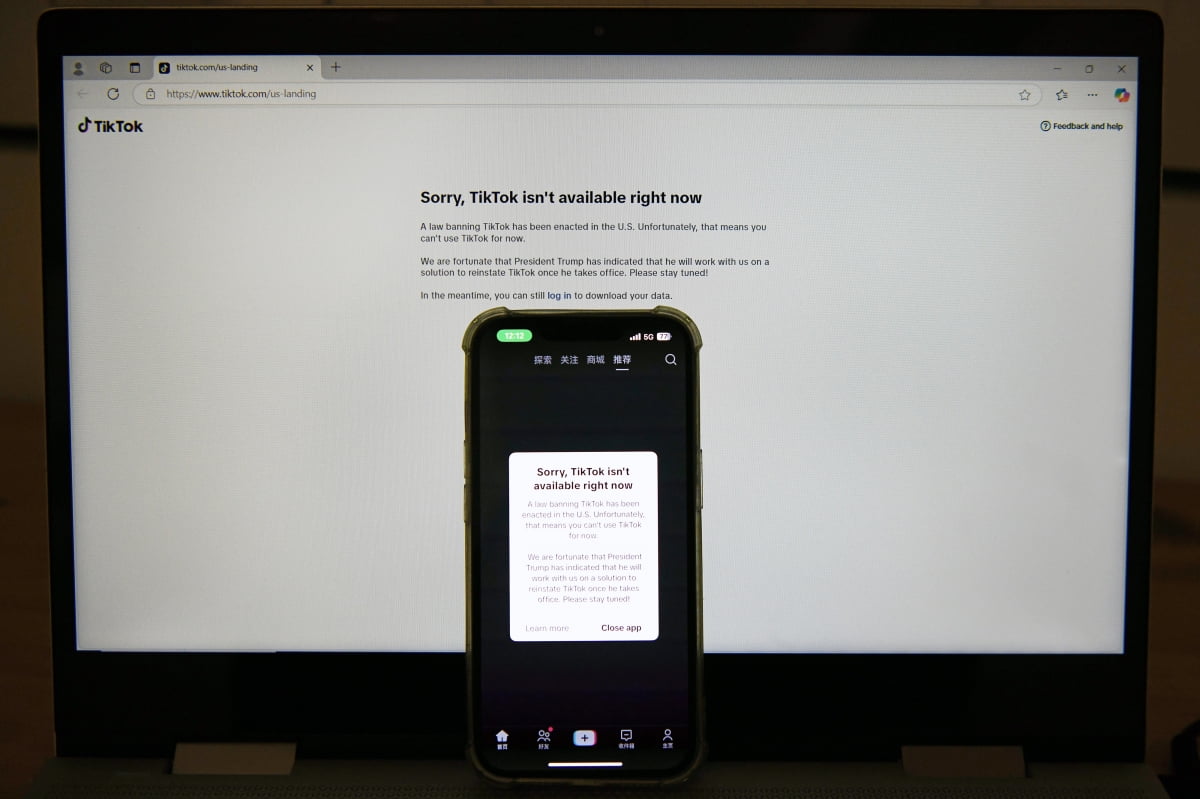 미국에서 틱톡 앱과 홈페이지에 접속하면 볼 수 있는 '현재 이용할 수 없다'는 안내 문구. 사진=신화통신(연합뉴스) 
