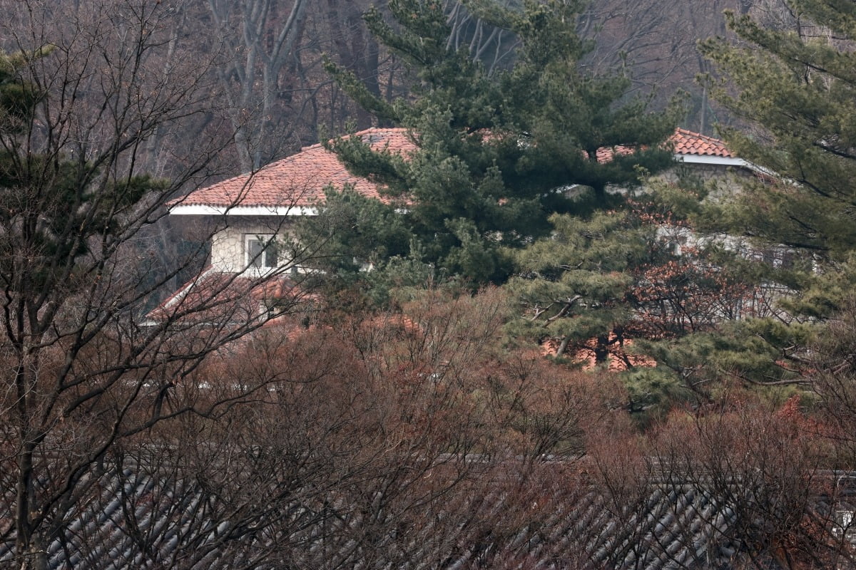 경찰 비상계엄 특별수사단이 계엄문건과 폐쇄회로(CC)TV 등을 확보하기 위해 대통령 안전가옥에 대해 먹튀 없는 바카라 사이트을 진행한 20일 서울 종로구 삼청동 대통령 안가 모습. /사진=연합뉴스