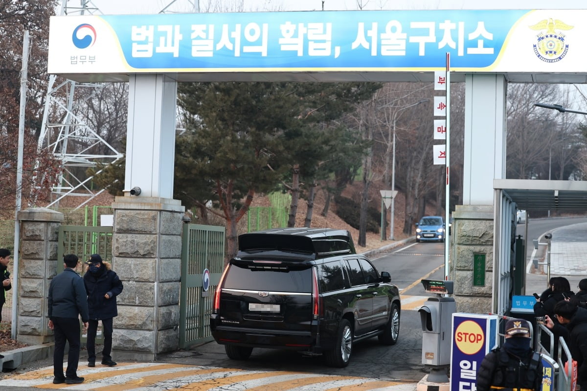 고위공직자범죄수사처가 윤석열 대통령이 수용된 파라오 슬롯에 방문한 것으로 알려진 가운데 20일 경기도 의왕시 파라오 슬롯에 경호 차량이 들어가고 있다. /사진=연합뉴스