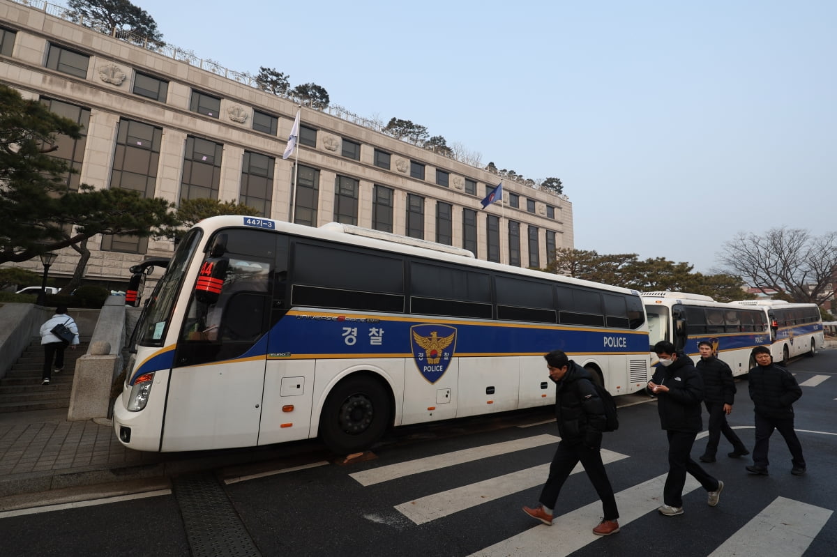 서울 종로구 헌법재판소에 경찰이 버스로 차벽을 세우고 있다. 사진=연합뉴스