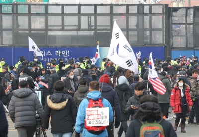 "이러다 민란 난다" 화환까지…헌재 몰려든 지지자에 긴장 고조