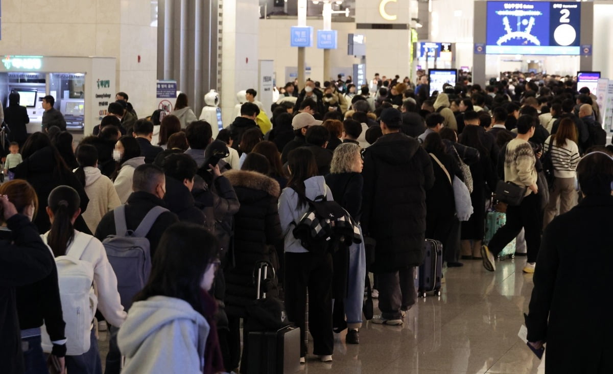 "5시간 전에 가야 비행기 탄다"…연휴 첫날 난리난 인천공항