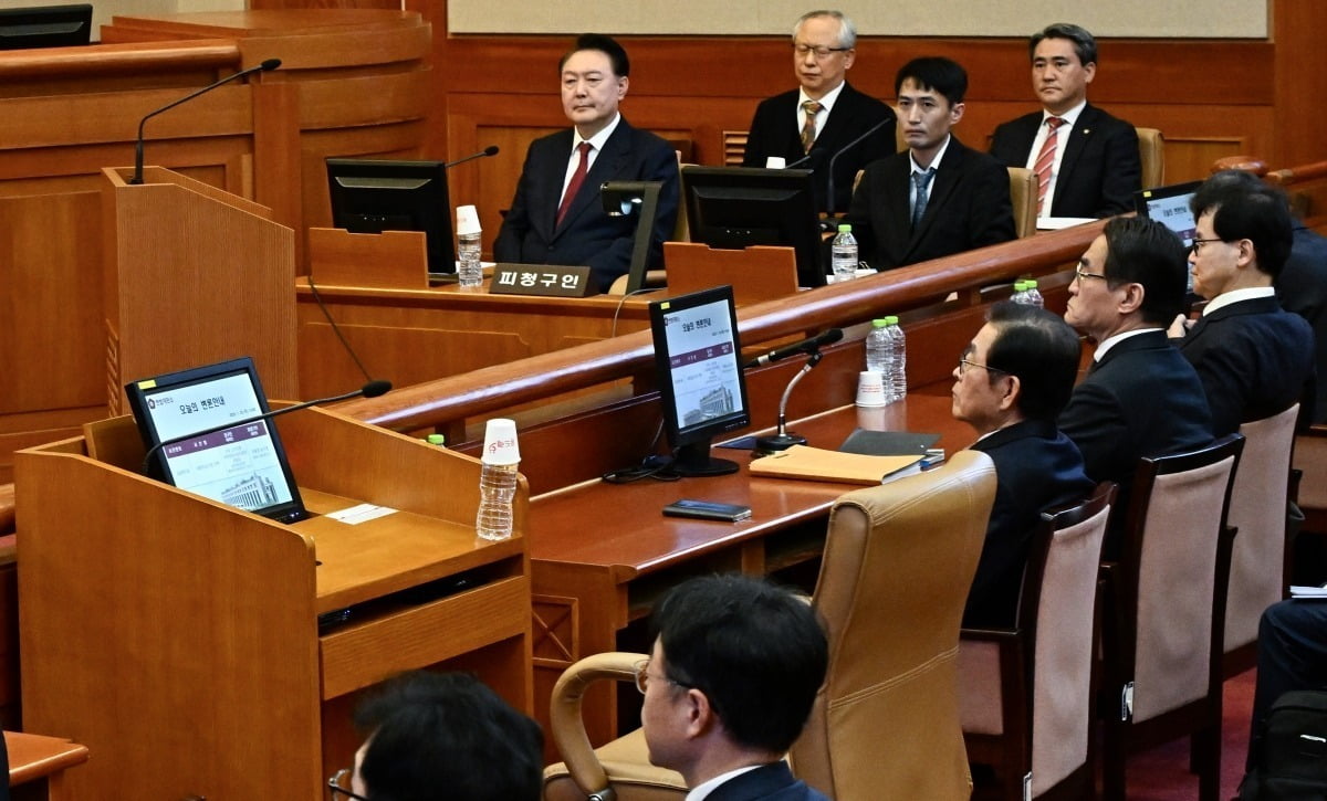 지난 23일 헌재 탄핵 심판 4차 변론기일에 출석한 윤 대통령과 윤 대통령 측 변호인단. /사진=연합뉴스