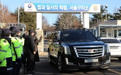 與의원들 尹접견 두고 "인간적 도리" …"계엄 옹호 부정적 카지노 찰리지" 비판도