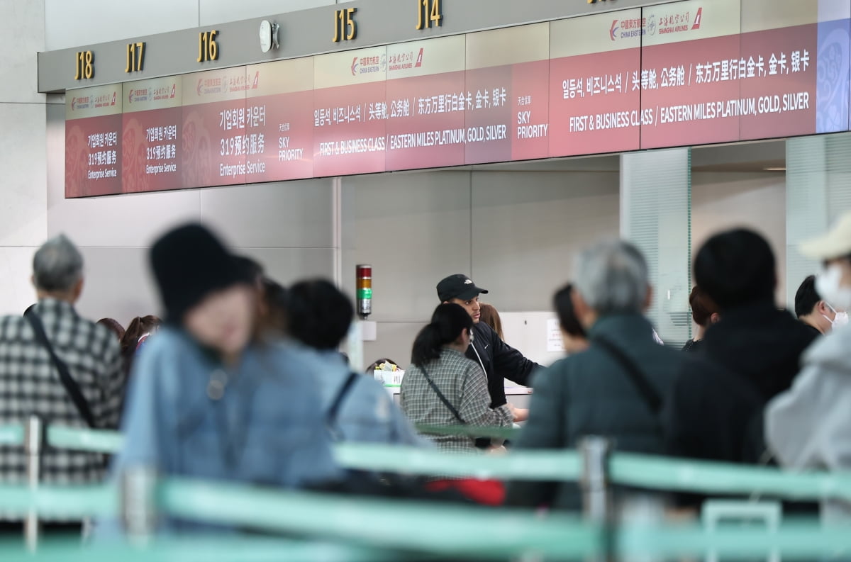 인천국제공항 1터미널 출국장에서 관광객들이 중국행 비행기 탑승을 위해 수속 절차를 기다리고 있다. 사진=뉴스1