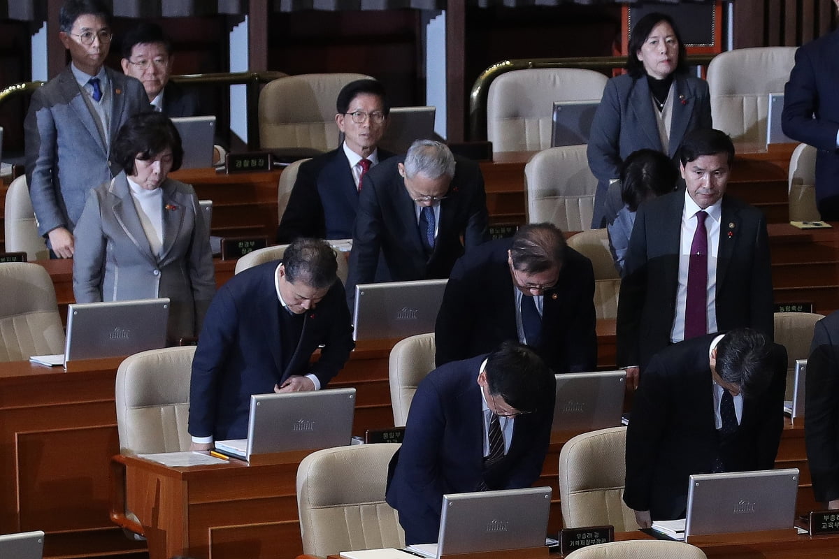 김문수 고용노동부장관이 2024년 12월 11일 오후 서울 여의도 국회에서 열린 제419회국회(임시회) 제1차 본회의 윤석열 대통령 위헌적 비상계엄 선포 내란행위 관련 긴급현안질문에서 계엄 사태와 관련해 국무위원들이 자리에서 일어나 국민들에게 허리숙여 사과하고 있는 가운데 자리를 지키고 있다. / 사진=뉴스1