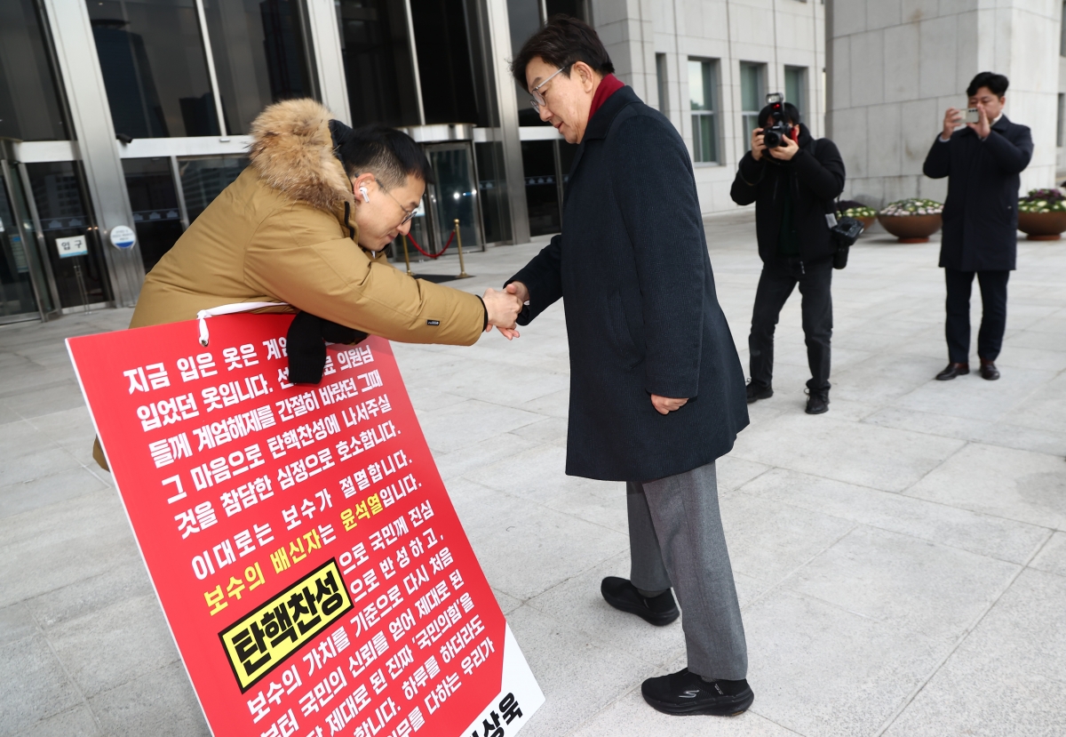 김상욱 국민의힘 의원이 13일 오전 서울 여의도 국회 본청 앞에서 윤석열 대통령 탄핵 찬성 호소 1인 시위 중 권성동 원내대표와 인사하고 있다. / 사진=뉴스1