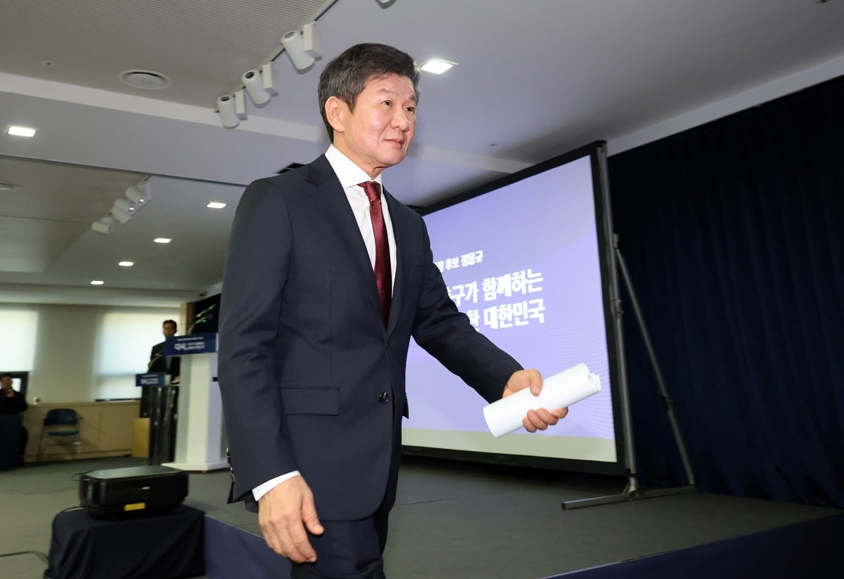 4선에 도전하는 정몽규 대한축구협회장이 지난달 서울 종로구 축구회관에서 후보 공약 발표를 마친 뒤 퇴장하고 있다. 사진=뉴스1