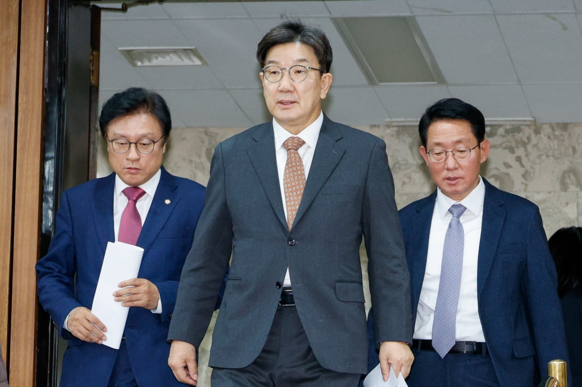 권성동 국민의힘 당대표 권한대행 겸 원내대표(가운데), 김상훈 정책위의장(오른쪽), 박형수 원내수석부대표가 27일 오전 서울 여의도 국회에서 열린 원내대책회의에 입장하고 있다. / 사진=뉴스1