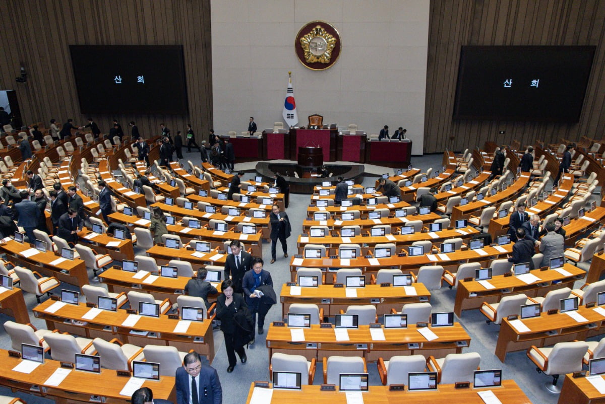 12월 31일 오후 서울 여의도 국회 본회의장에서 열린 제420회 국회(임시회) 제3차 본회의가 산회되자 여야 의원들이 본회의장을 나서고 있다./사진=뉴스1