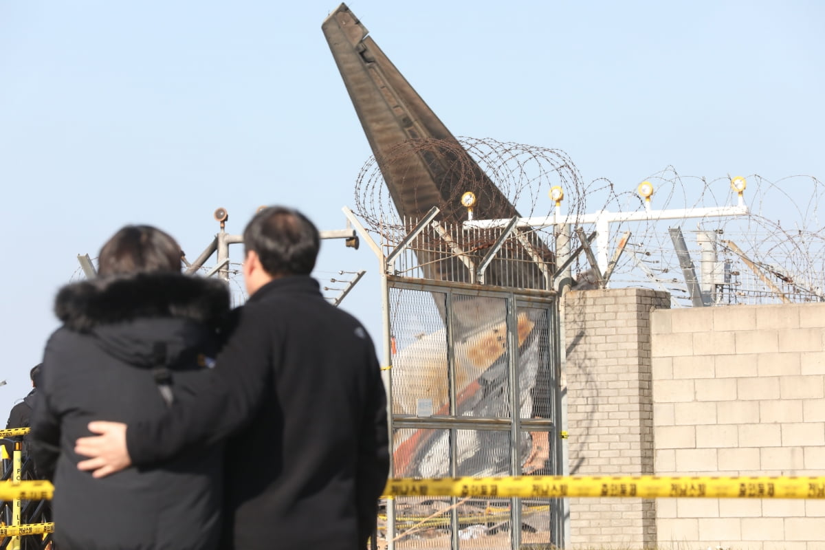 1일 오후 179명이 사망한 제주항공 여객기 참사 사고현장 인근에서 유족들이  참사현장을 바라보며 눈물 흘리고 있다. /사진=뉴스1