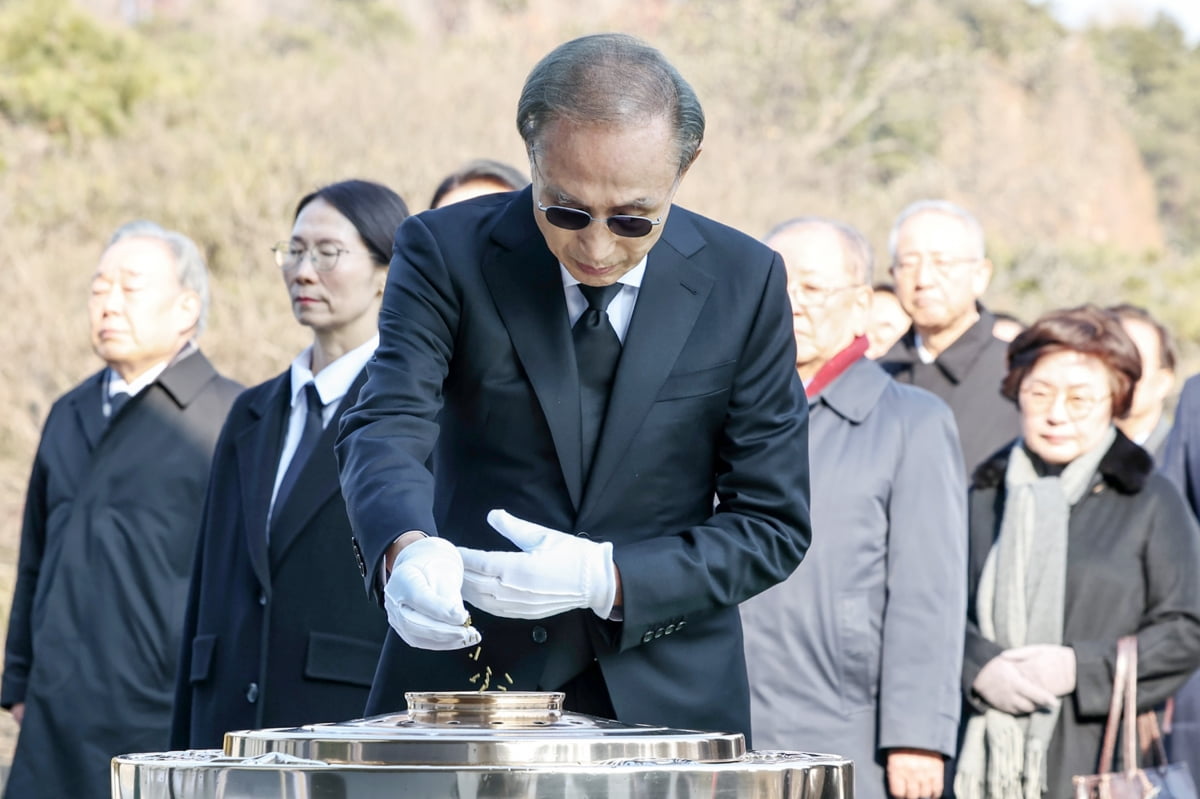 이명박 전 대통령이 서울 동작구 국립서울현충원을 찾아 현충탑에 분향하고 있다. 사진=뉴스1