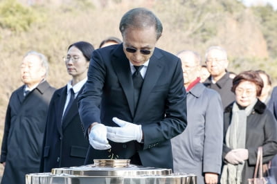 현충원 참배한 이명박 전 대통령 "새해에는 나라 평안하길"