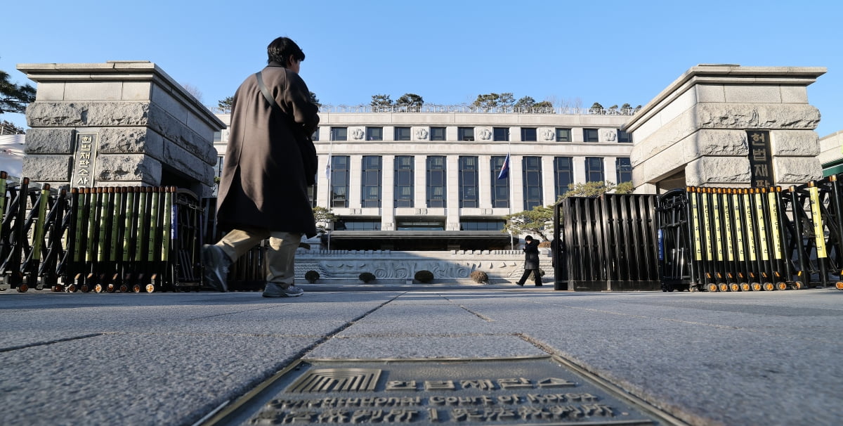 윤석열 에볼루션 카지노 사이트 탄핵 심판 2차 변론준비기일인 3일 오전 서울 종로구 헌법재판소로 한 시민들 들어서고 있다. / 사진=뉴스1