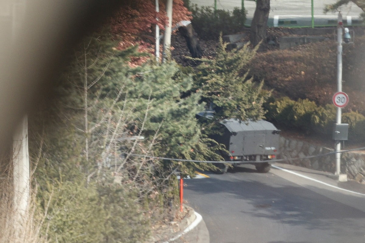 지난 3일 오후 서울 용산구 한남동 대통령 관저에서 고위공직자범죄수사처(공수처) 수사관들이 윤석열 대통령 체포영장 집행을 중지한 후 군용 차량이 관내를 이동하고 있다./사진=뉴스1