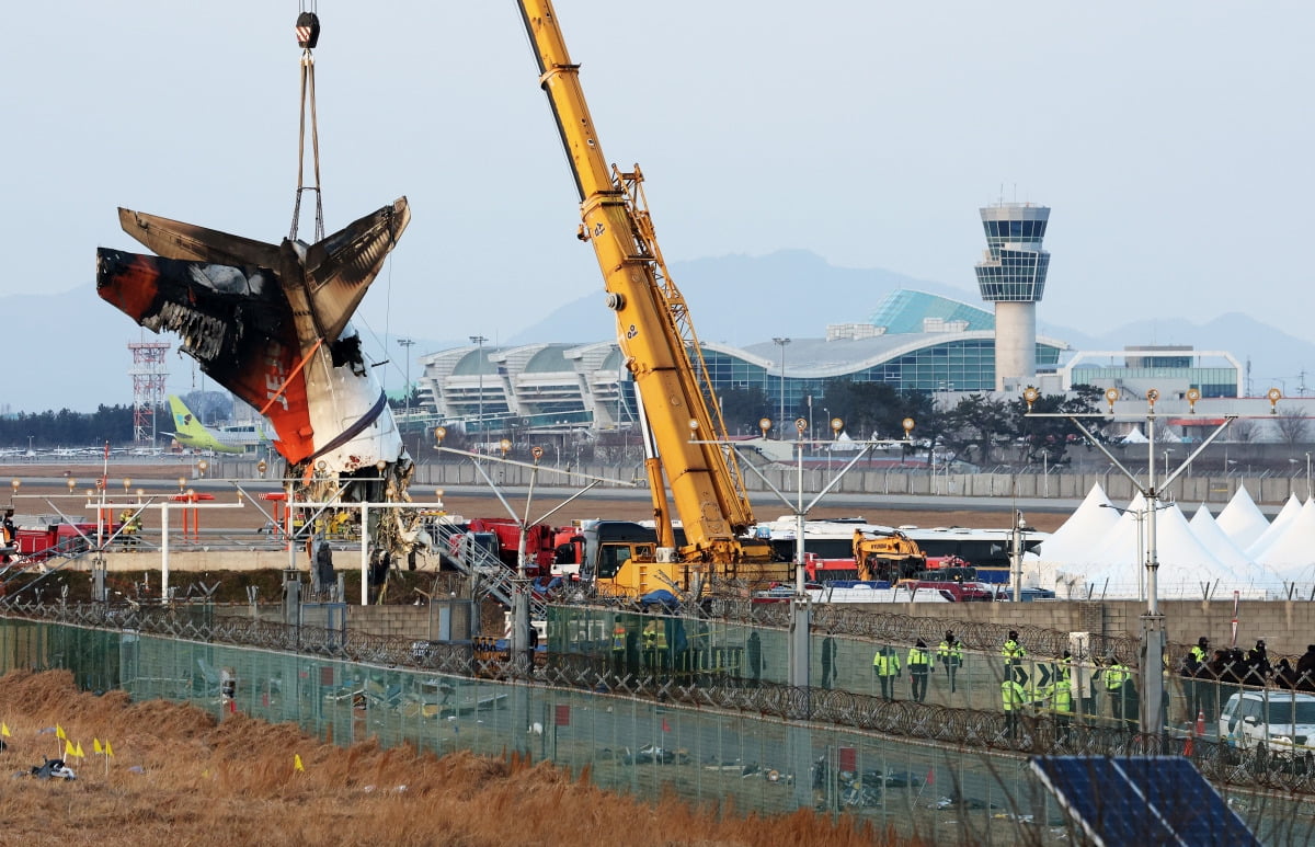 제주항공 여객기 참사 엿새째인 3일 오후 전남 무안국제공항 참사 현장에서 제주항공 7C2216편 사고 기체의 꼬리 부분이 크레인에 의해 인양되고 있다.  /사진=뉴스1