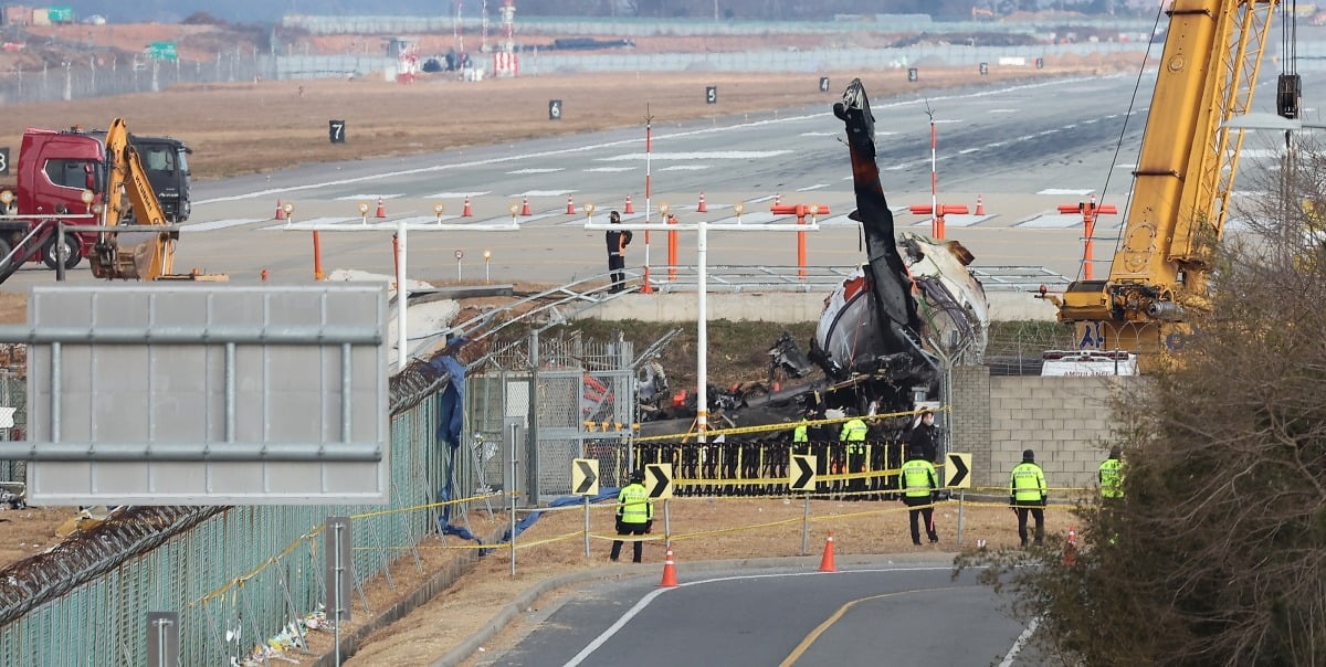 제주항공 여객기 참사 7일째인 4일 전남 무안군 무안국제공항 참사 현장에서 제주항공 7C2216편 여객기 사고 기체 꼬리 부분이 인양돼 있다./사진=카지노 가입머니1