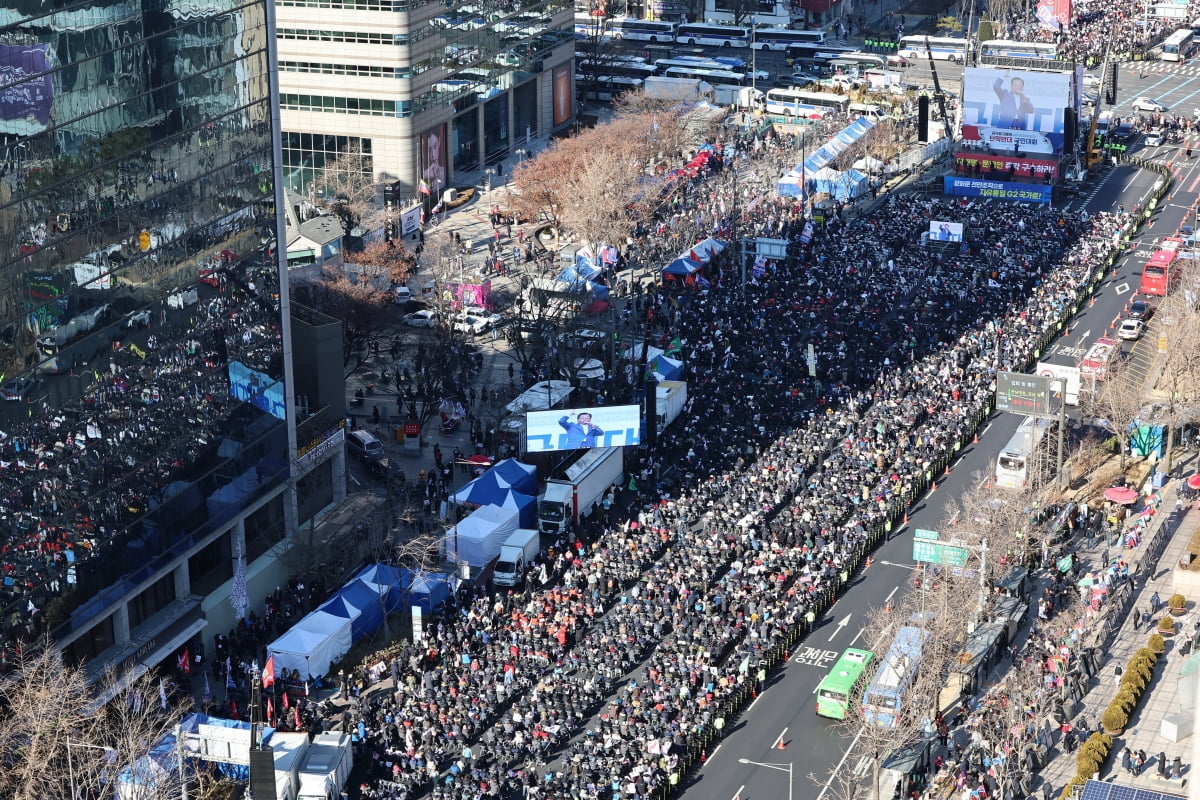 지난 4일 오후 서울 광화문 일대에서 열린 대한민국바로세우기국민운동본부 주최 '윤석열 대통령 탄핵반대 국민대회'에서 참가자들이 구호를 외치고 있다. 사진=뉴스1