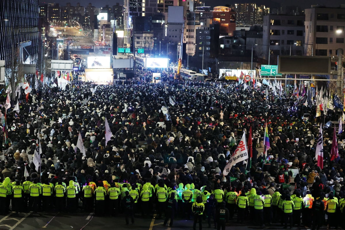 지난 4일 서울 용산구 대통령 관저 인근에서 열린 윤석열 대통령 체포·탄핵 찬반 집회로 한남대로 양방향이 통제되고 있다. 사진=뉴스1