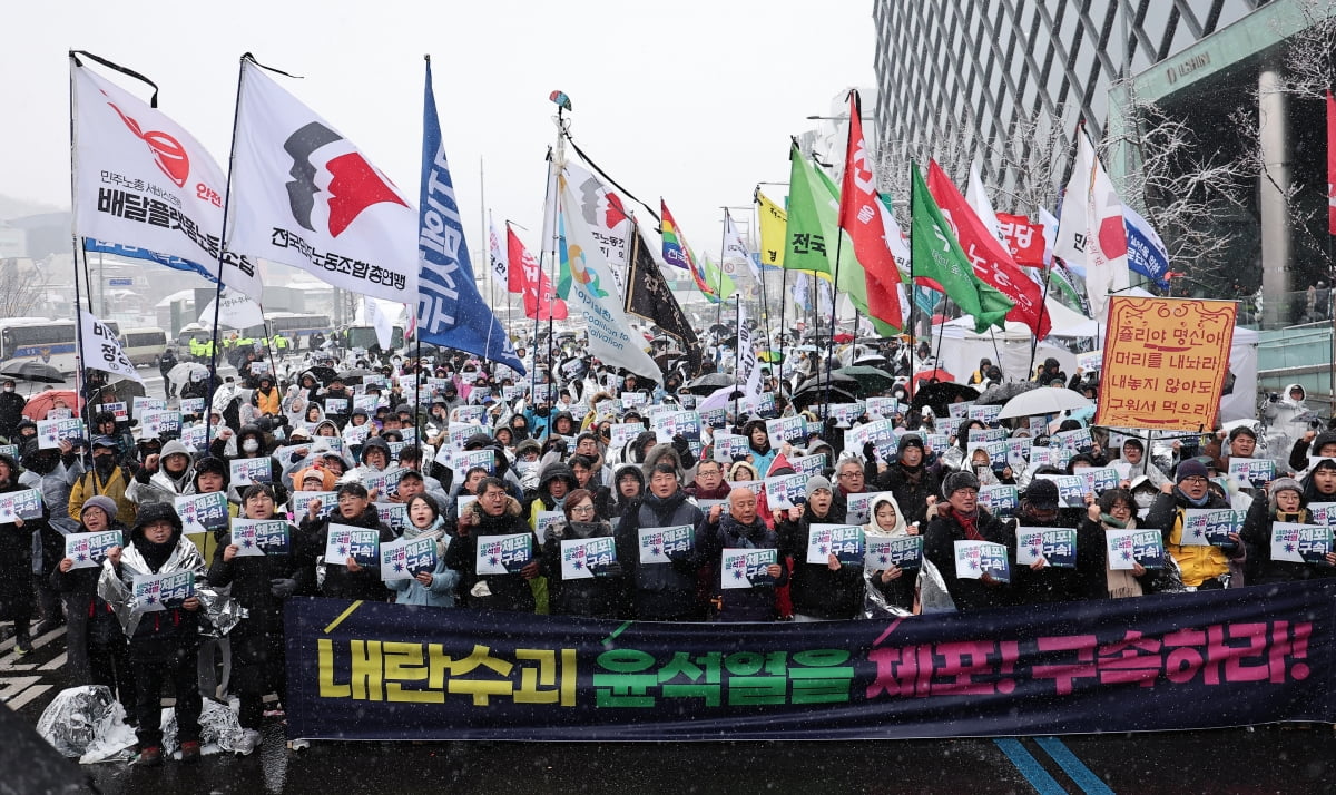 양경수 민주노총 위원장을 비롯한 윤석열즉각퇴진·사회대개혁 비상행동 회원들이 5일 서울 용산구 한남동 대통령 관저 인근에서 열린 내란수괴 윤석열 신속 체포 촉구 긴급 기자회견에서 구호를 외치고 있다./ 사진=뉴스1