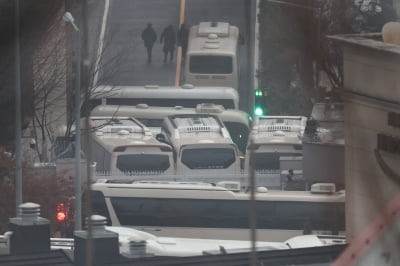 공수처, 尹 대통령 체포영장 집행 경찰에 넘겨…경찰 "법리 검토" [종합]