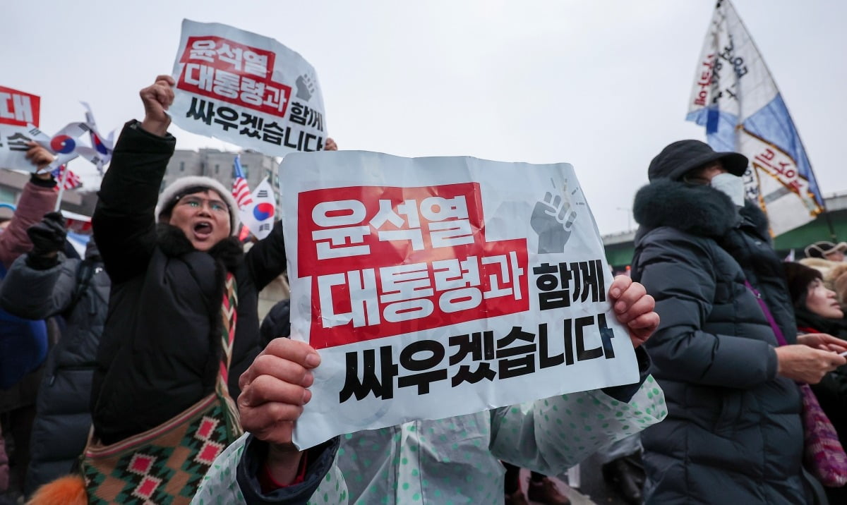 윤석열 카지노 토토의 체포영장 유효기간 마지막 날인 6일 서울 용산구 한남동 카지노 토토 관저 인근에서 윤석열 카지노 토토 지지자들이 '공수처의 체포영장 집행 관련 경찰 일임 기사'를 접한 후 환호하고 있다. 사진=뉴스1