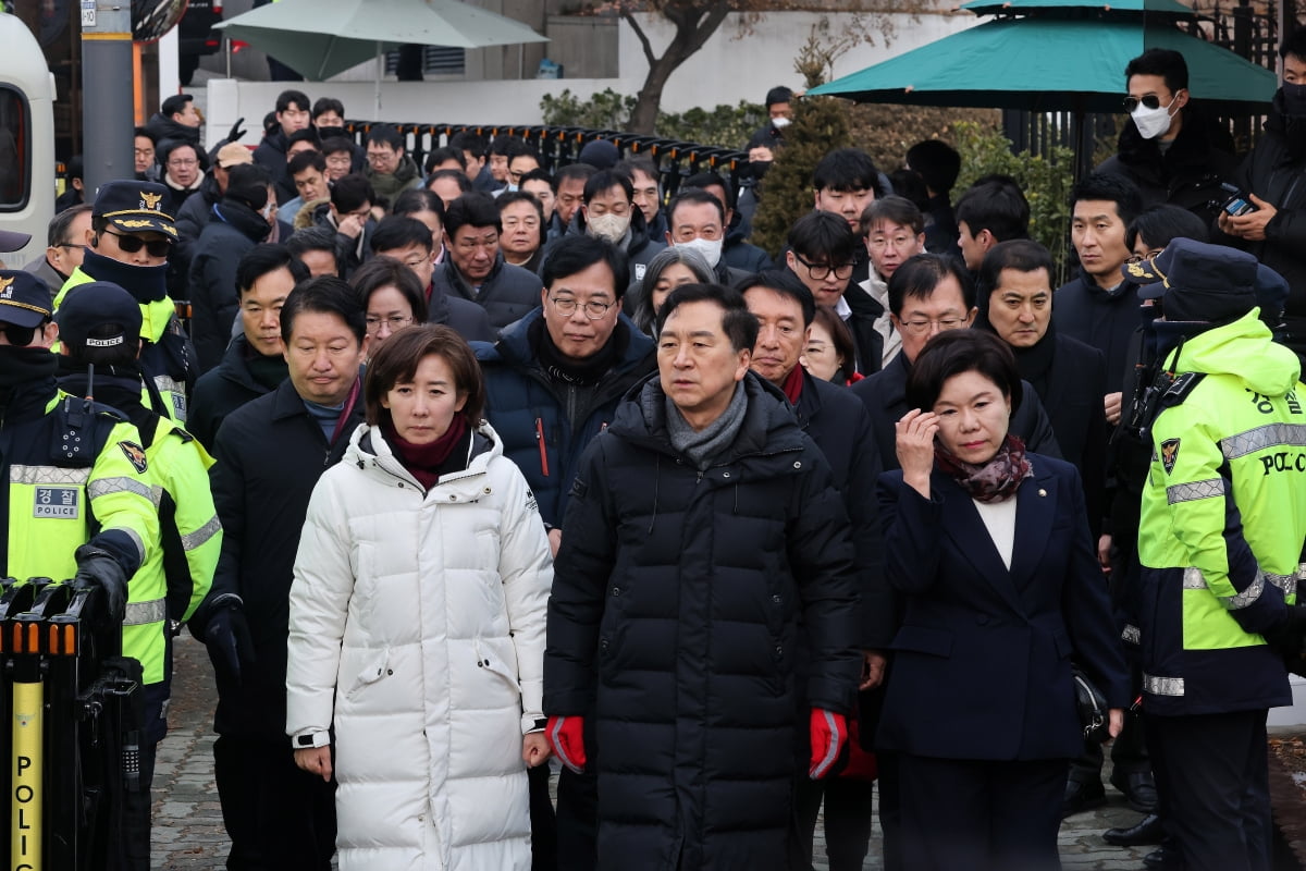  나경원 국민의힘 의원을 비롯한 여당 의원들이 6일 서울 용산구 윤석열 볼트 카지노 관저 앞에서 입장을 밝히기 위해 이동하고 있다. / 사진=뉴스1