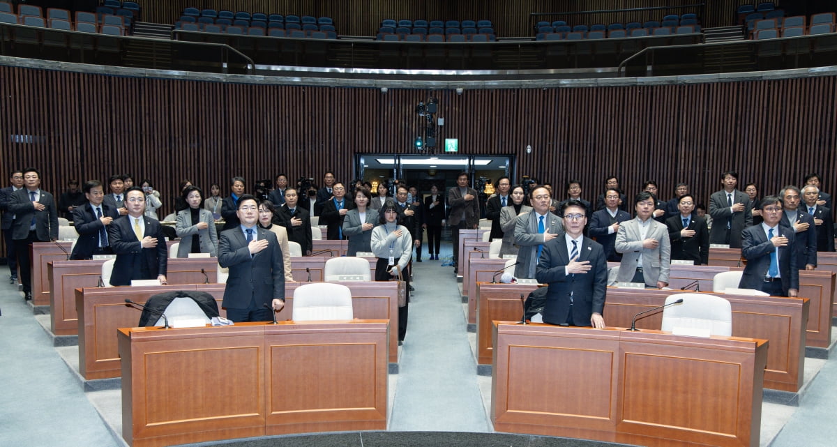 박찬대 더불어민주당 원내대표를 비롯한 의원들이  8일 오후 서울 여의도 국회에서 열린 의원총회에서 국민의례를 하고 있다. / 사진=뉴스1