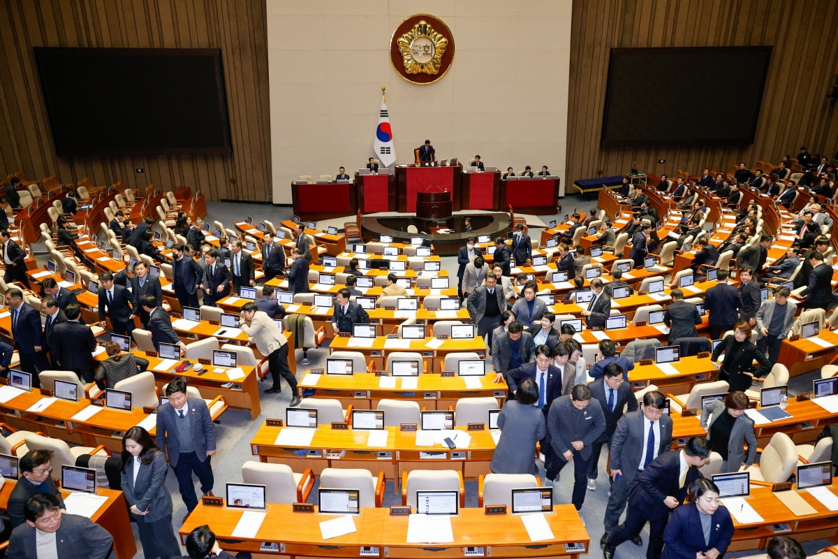  이재명 더불어민주당 대표를 비롯한 야당 의원들이 8일 오후 서울 여의도 국회에서 열린 제420회국회(임시회) 제4차 본회의에서 쌍특검법(내란·김건희 여사 특검법), 농업4법(양곡관리법·농수산물가격안정법·농어업재해대책법·농어업재해보험법 개정안) 등 8개 법안 재의의 건이 부결되자 퇴장하고 있다. / 사진=뉴스1